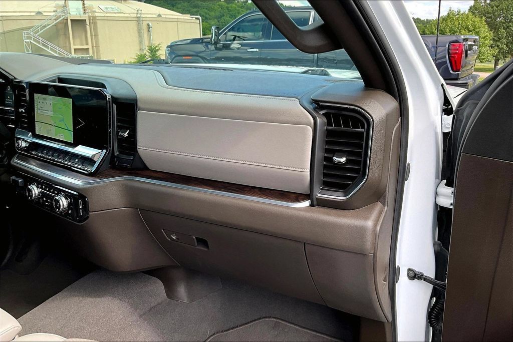 Used 2025 GMC Sierra 1500 SLT AWD/4WD image 29