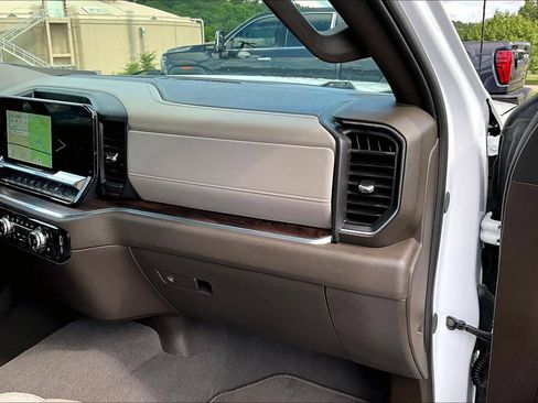 Used 2025 GMC Sierra 1500 SLT AWD/4WD image 29