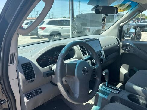 Used 2010 Nissan Frontier SE RWD image 8