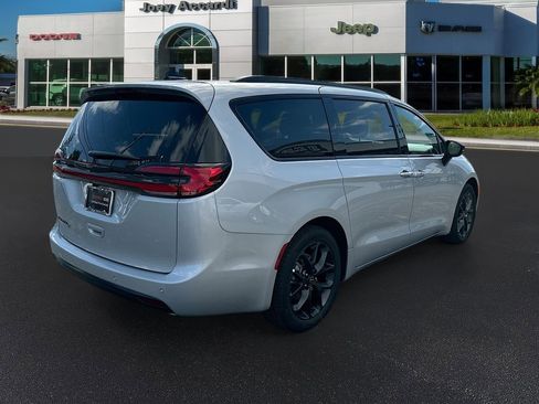New 2026 Chrysler Pacifica Select w/ S Appearance Package image 9