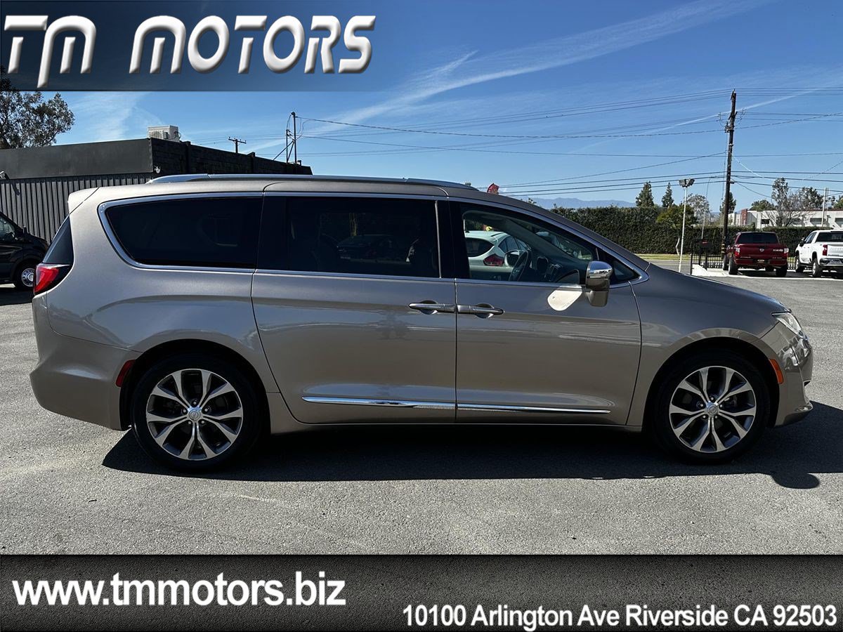 Used 2017 Chrysler Pacifica Limited w/ UConnect Theater Package FWD image 21