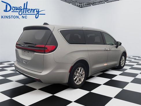 Used 2024 Chrysler Pacifica Touring-L image 5