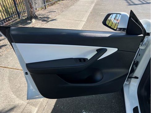 Used 2020 Tesla Model Y Long Range image 7