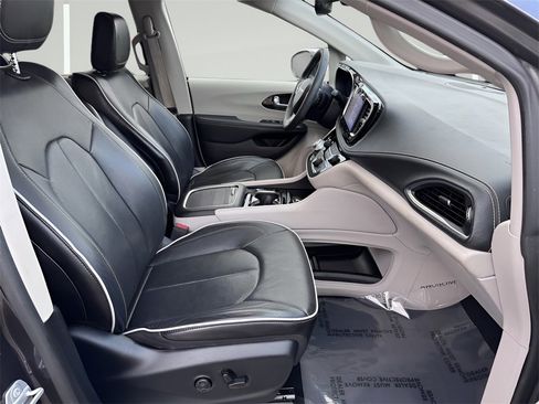 Used 2022 Chrysler Pacifica Limited image 30