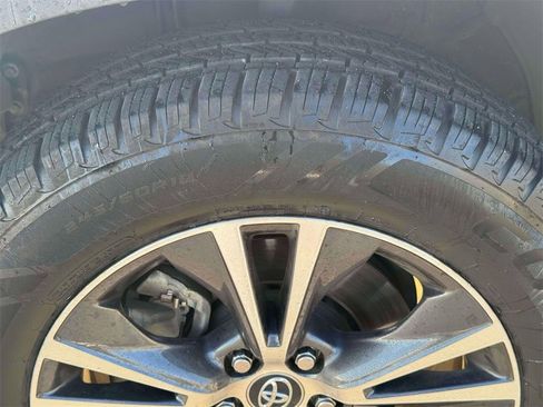 Used 2018 Toyota Highlander LE image 6