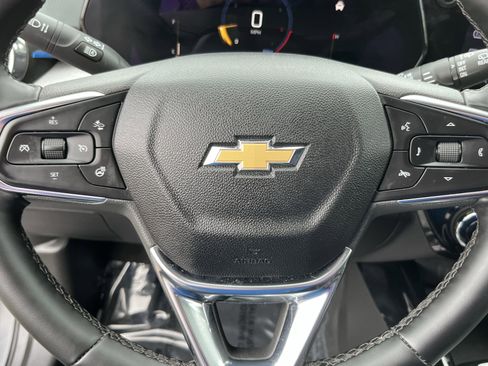 Used 2025 Chevrolet Trax LT w/ LT Convenience Package image 17