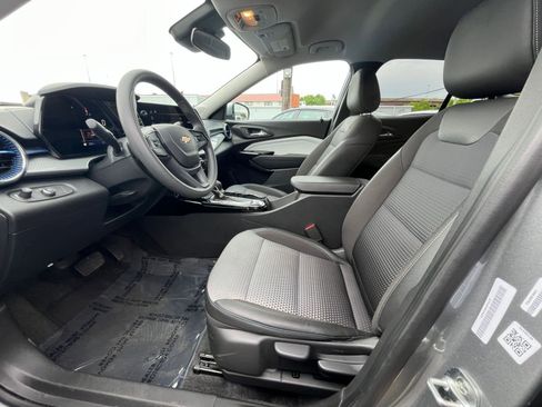 Used 2025 Chevrolet Trax LT FWD image 25