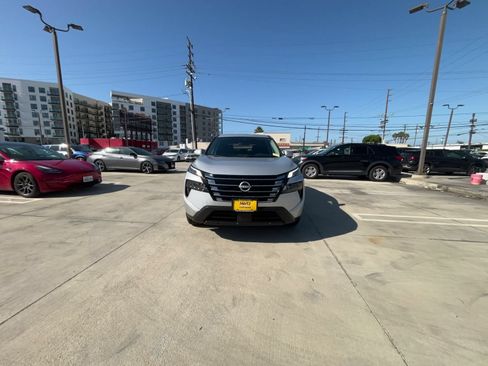 Used 2025 Nissan Rogue SV FWD image 4