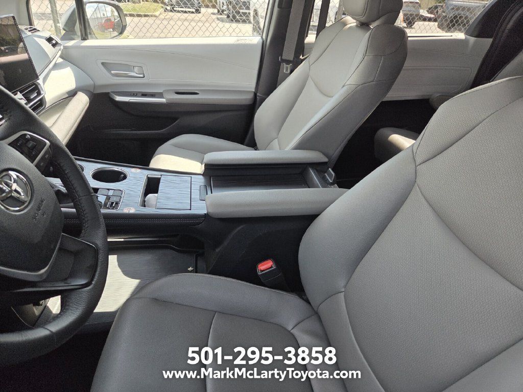 Used 2025 Toyota Sienna XLE FWD image 8