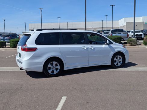 Used 2020 Toyota Sienna LE w/ Carpet Mat Package image 5
