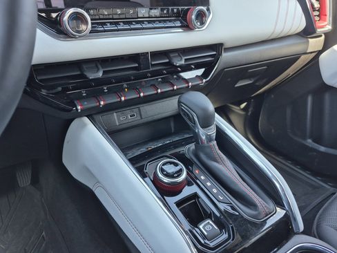 Used 2024 GMC Canyon AT4X image 12