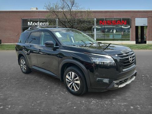Used 2022 Nissan Pathfinder SL w/ SL Black Package FWD image 5