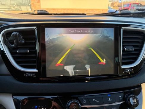 Used 2021 Chrysler Pacifica Touring-L FWD image 17