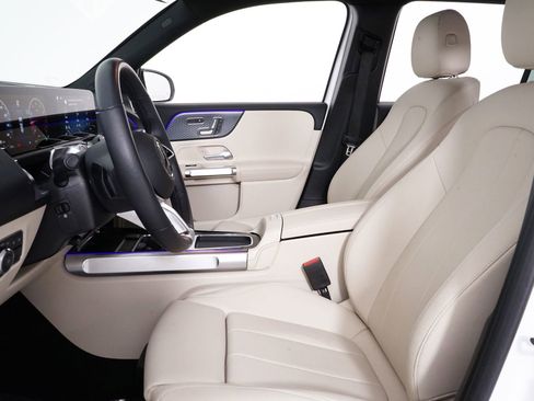 Used 2025 Mercedes-Benz GLB 250 4MATIC image 4