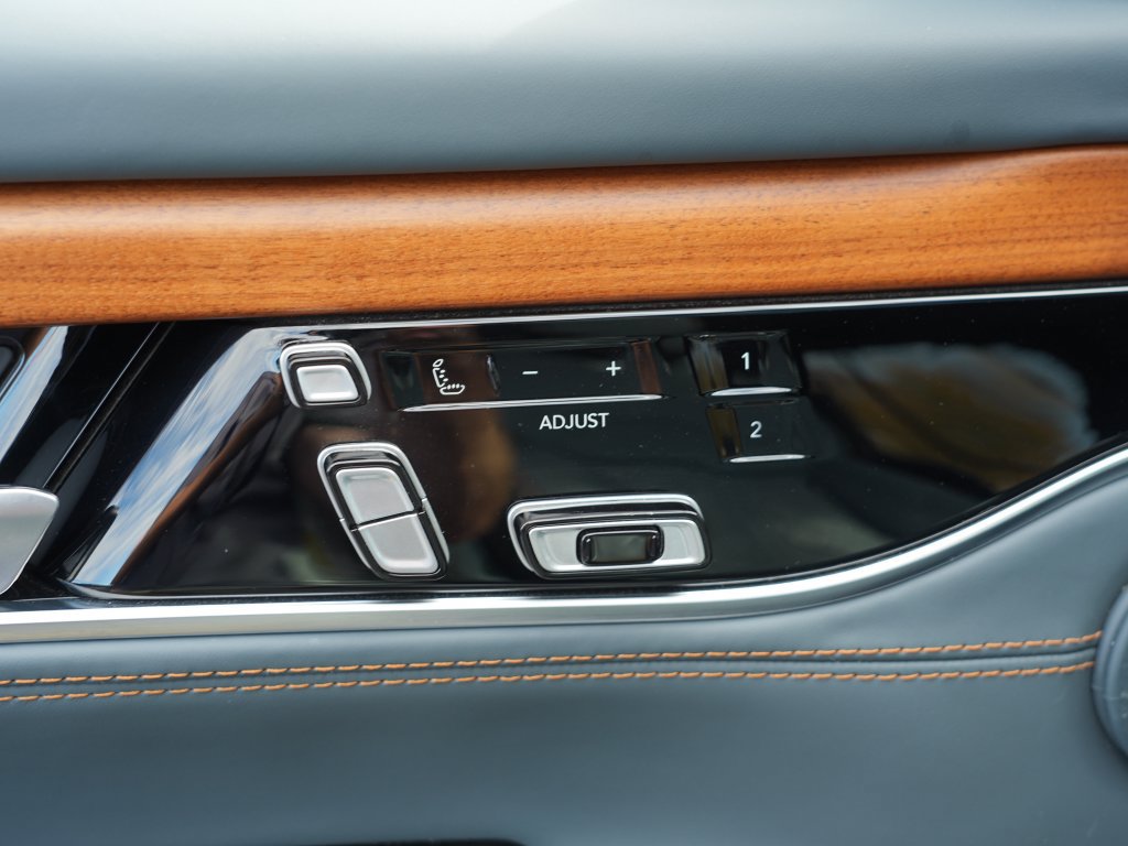 Used 2023 Jeep Grand Wagoneer Series III AWD/4WD image 17
