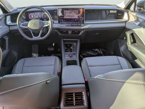 Certified 2025 Volkswagen Tiguan SE FWD image 12
