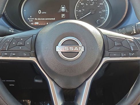 Used 2025 Nissan Versa SV image 30