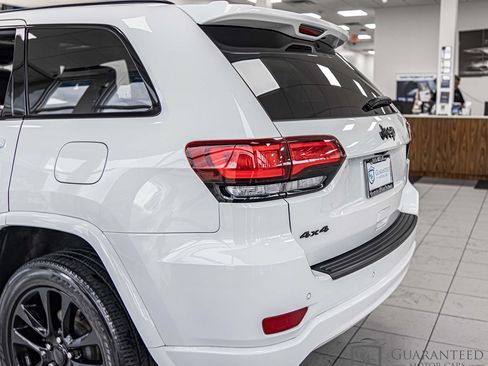 Used 2020 Jeep Grand Cherokee Altitude AWD/4WD image 12