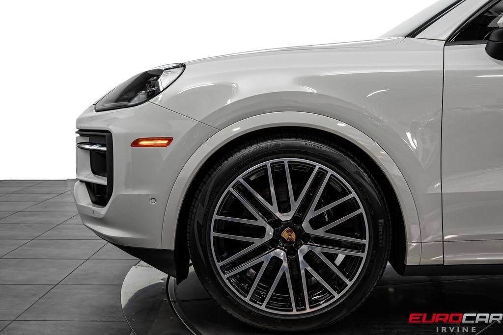 Used 2025 Porsche Cayenne AWD/4WD image 13