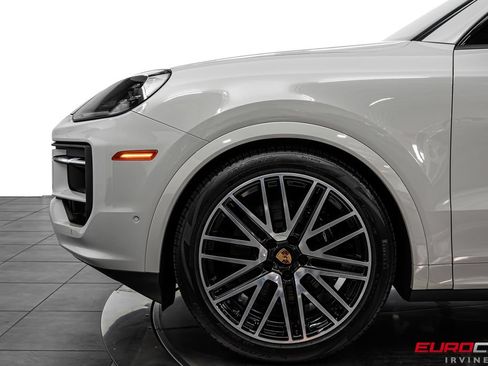 Used 2025 Porsche Cayenne AWD/4WD image 13