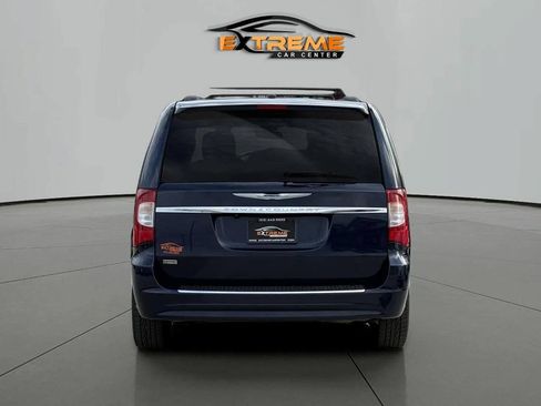 Used 2016 Chrysler Town & Country Touring FWD image 5