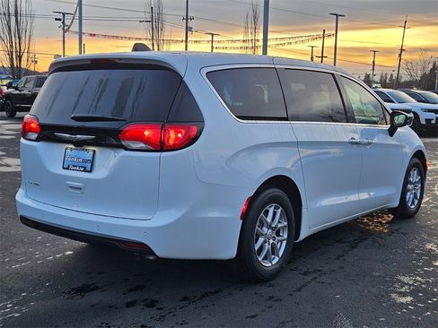 New 2026 Chrysler Voyager LX image 6