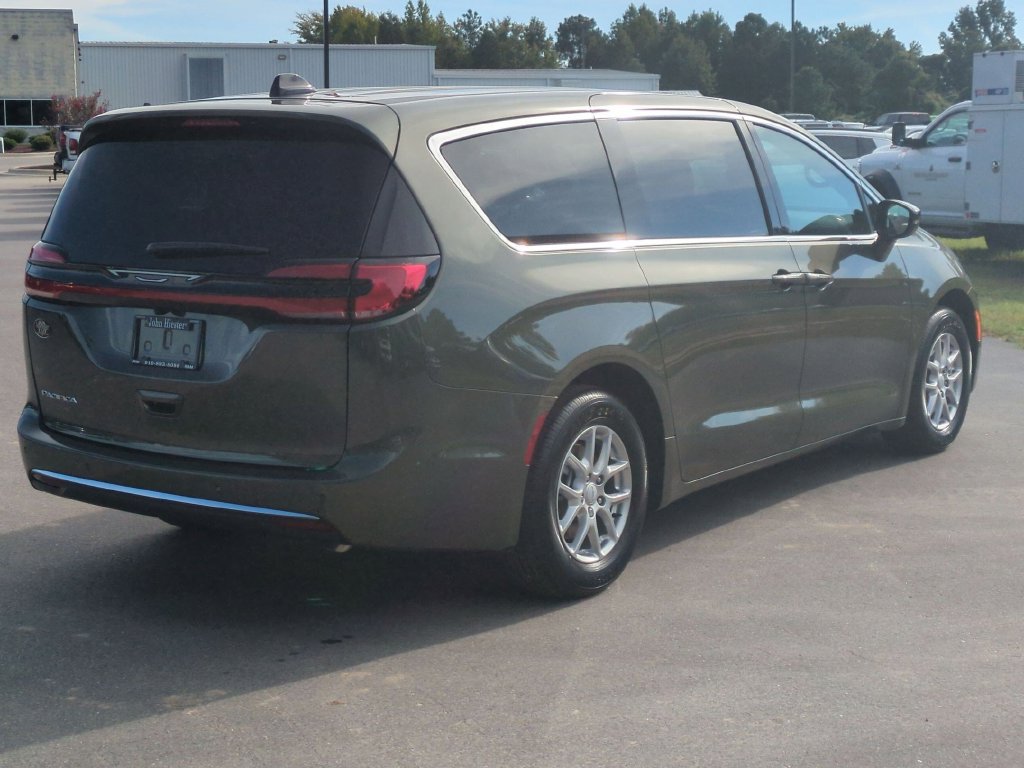 New 2027 Chrysler Pacifica Select FWD image 4