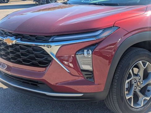 Used 2025 Chevrolet Trax LT w/ LT Convenience Package image 6