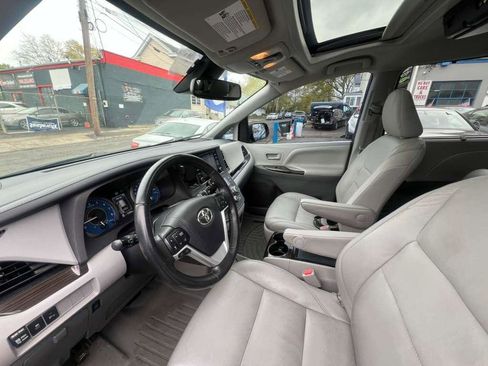 Used 2020 Toyota Sienna XLE w/ XLE Navigation Package image 19