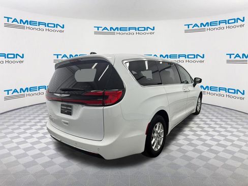 Used 2023 Chrysler Pacifica Touring-L FWD image 5