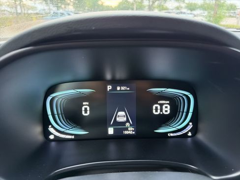 Used 2025 Kia Soul LX w/ LX Technology Package FWD image 12