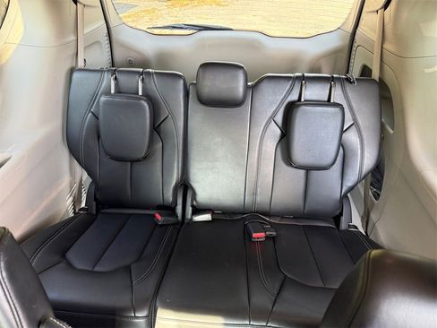 Certified 2024 Chrysler Pacifica Touring-L image 29