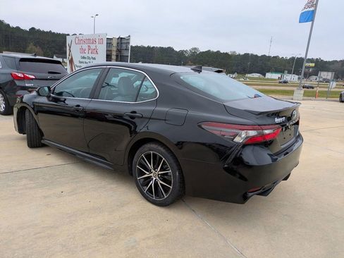 Used 2021 Toyota Camry SE image 6