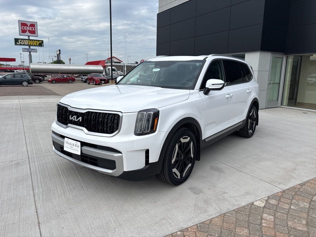 Used 2024 Kia Telluride EX w/ EX Captain's Chair Package AWD/4WD image 1