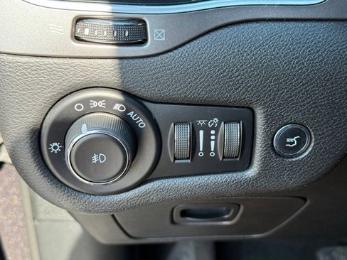 Used 2019 Jeep Cherokee Latitude Plus w/ Comfort/Convenience Group image 33