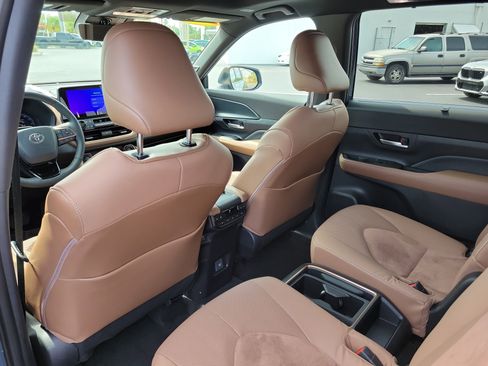 Used 2025 Toyota Grand Highlander AWD Hybrid image 12