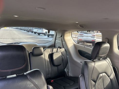 Used 2018 Chrysler Pacifica Touring-L Plus image 20
