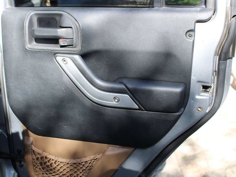 Used 2013 Jeep Wrangler Unlimited Rubicon AWD/4WD image 17