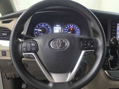 Used 2018 Toyota Sienna LE w/ Carpet Mat Package FWD image 14