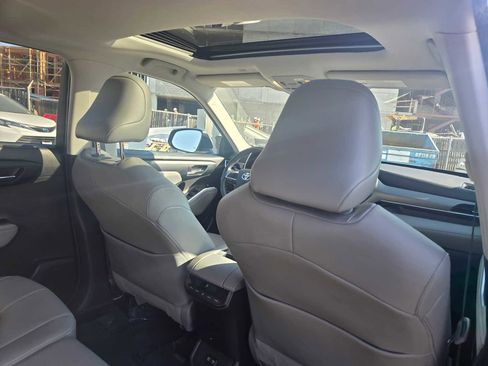 Used 2020 Toyota Highlander XLE image 15