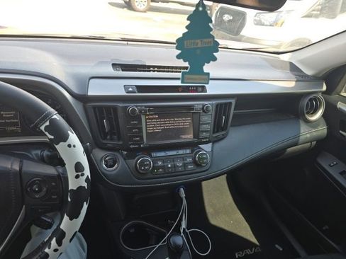Used 2018 Toyota RAV4 XLE FWD image 13