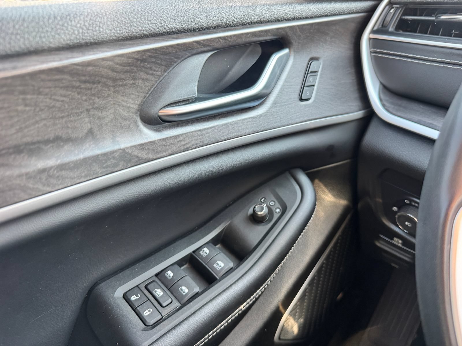 Used 2023 Jeep Grand Cherokee L Limited w/ Luxury Tech Group II AWD/4WD image 15