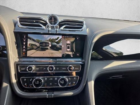 Used 2021 Bentley Bentayga AWD/4WD image 12