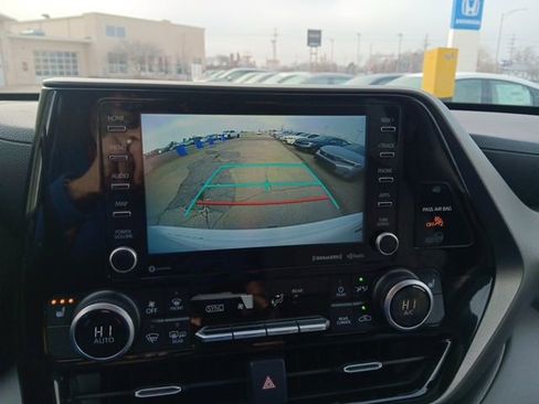 Used 2021 Toyota Highlander XLE image 19