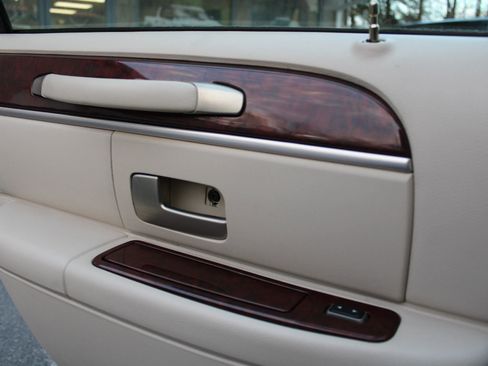 Used 2003 Lincoln Town Car Signature image 22