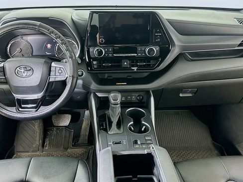 Used 2024 Toyota Highlander XSE FWD image 19