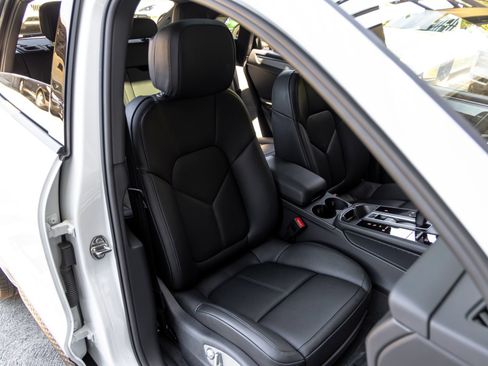 Certified 2026 Porsche Macan AWD/4WD image 59