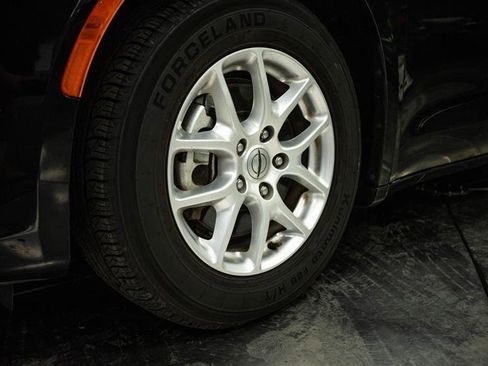 Used 2023 Chrysler Pacifica Touring-L image 3