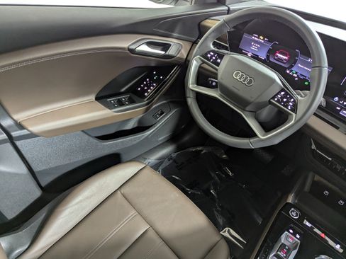 Used 2025 Audi Q6 e-tron Premium w/ Convenience Package image 9