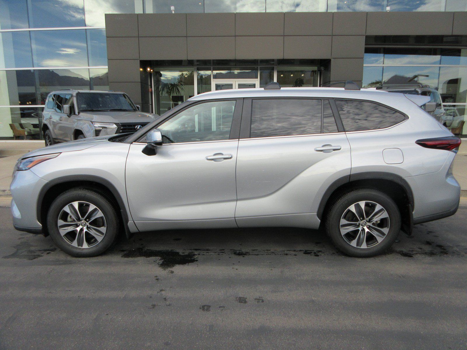 Used 2024 Toyota Highlander XLE AWD/4WD image 3